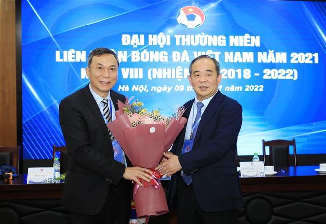 Quyền chủ tịch Liên đoàn Bóng đá Việt Nam Trần Quốc Tuấn nhận hoa chúc mừng từ Nguyên Chủ tịch Liên đoàn Bóng đá Việt Nam khóa VIII Lê Khánh Hải
