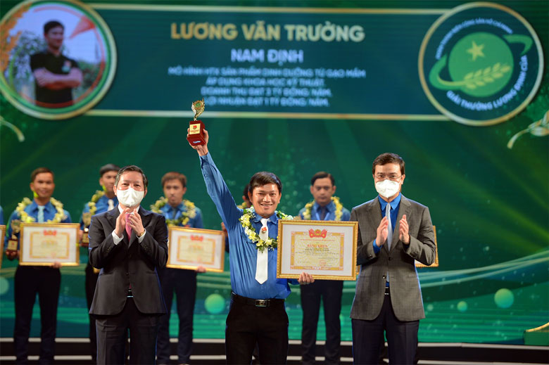 Lương Văn Trường nhận giải thưởng từ Chủ tịch Hội Nông dân Việt Nam và Bí thư Thường trực Trung ương Đoàn.