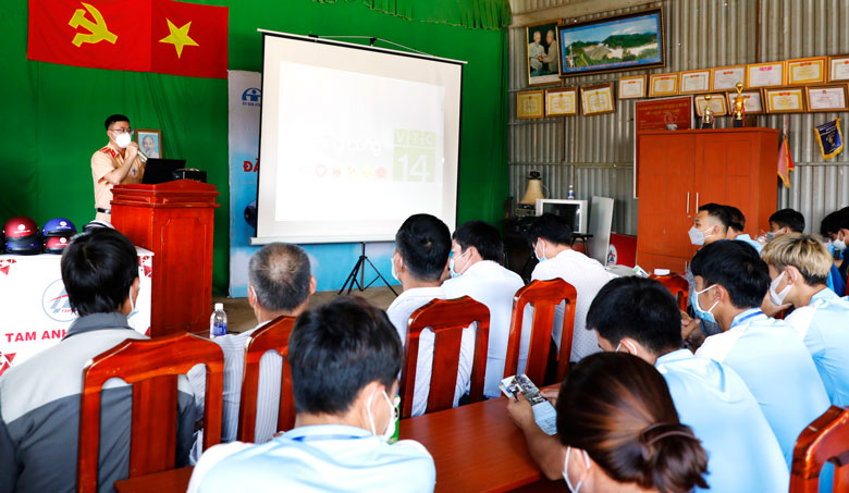 Cán bộ CSGT Công an tỉnh tuyên truyền Luật Giao thông cho bà con Nhân dân huyện Di Linh.