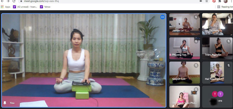 Lớp Yoga trực tuyến do HLV Phương Hoàng hướng dẫn tại CLB Yoga Đà Lạt.