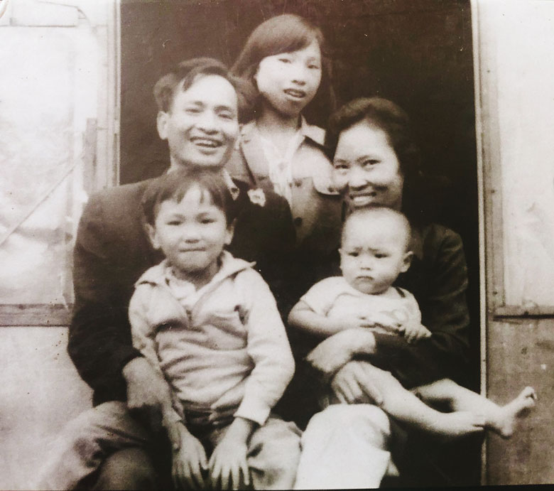 Nhà văn Phạm Kim Anh hạnh phúc bên vợ con thời còn trẻ.
