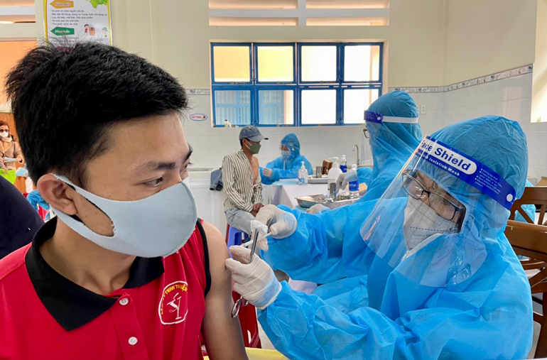 Một cán bộ y tế hưu trí làm việc tại Phòng chẩn trị Y học cổ truyền từ thiện Tuệ Tĩnh đường Linh Quang tham gia nhiều đợt tiêm chủng vắc xin phòng Covid-19 tại TP Đà Lạt