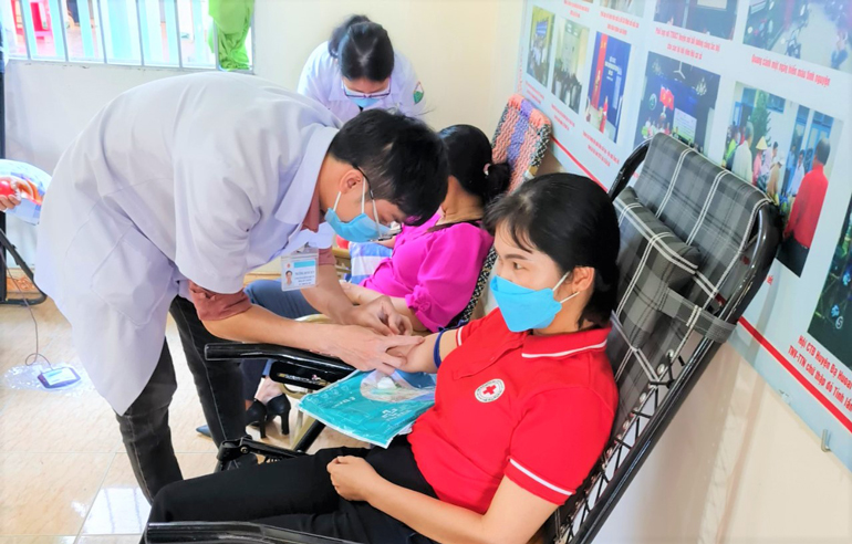Tình nguyện viên huyện Đạ Huoai tham gia hiến máu tại Lễ hội Xuân hồng năm 2022