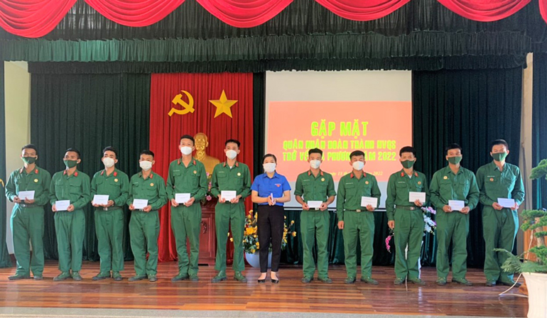 Huyện Đạ Huoai tặng quà các quân nhân xuất ngũ trở về địa phương