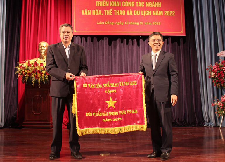 Trao cờ thi đua đơn vị dẫn đầu phong trào của Bộ VHTTDL cho Phòng Văn hóa Thông tin huyện Đạ Huoai