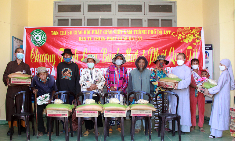 Trao quà tết cho bà con dân tộc thiểu số xã Đạ M’Rông, huyện Đam Rông   