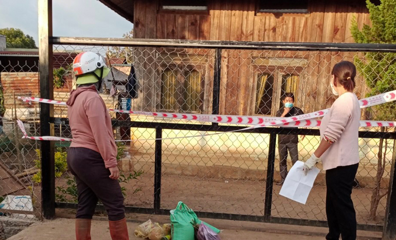 Hội phụ nữ trao thực phẩm cho F0 cách ly tại nhà ở xã Tà Nung, huyện Lâm Hà