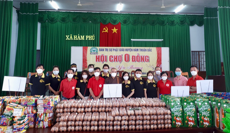 Đội tình nguyện Hướng Dương thuộc Hội Chữ thập đỏ thành phố Đà Lạt tham gia Phiên chợ 0 đồng tại xã Hàm Phú - huyện Hàm Thuận Bắc (Bình Thuận)