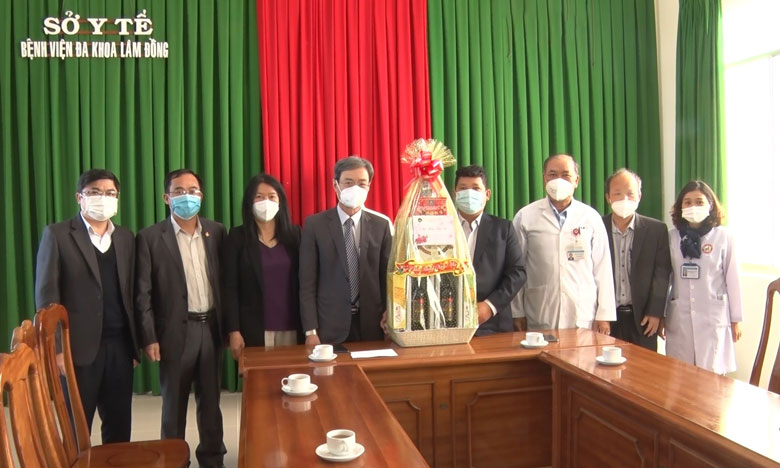 Lãnh đạo thành phố Đà Lạt thăm, chúc Tết, tặng quà Bệnh viện Đa khoa tỉnh