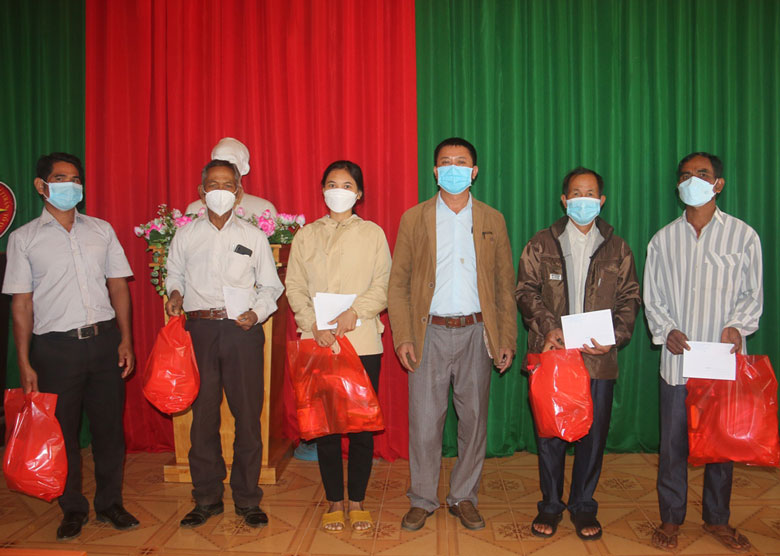 Ông K’ Lào - Trưởng Phòng Dân tộc huyện Di Linh tặng quà cho người có uy tín xã Gia Bắc