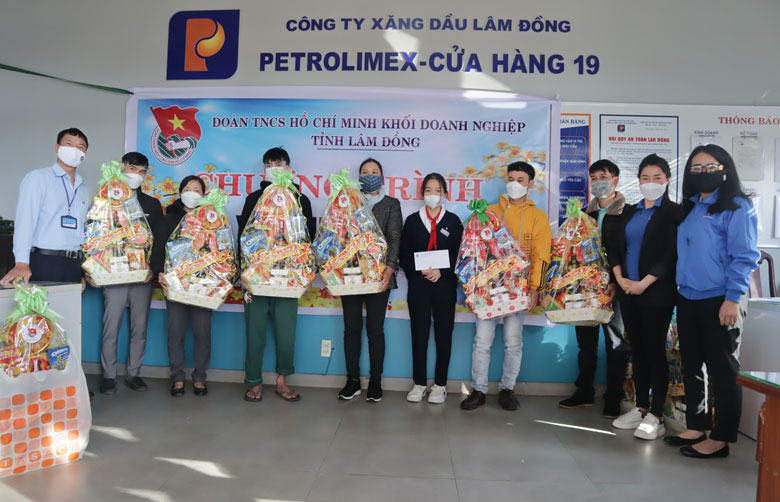 Trao quà hỗ trợ thanh niên công nhân có hoàn cảnh khó khăn trên địa bàn thành phố Đà Lạt