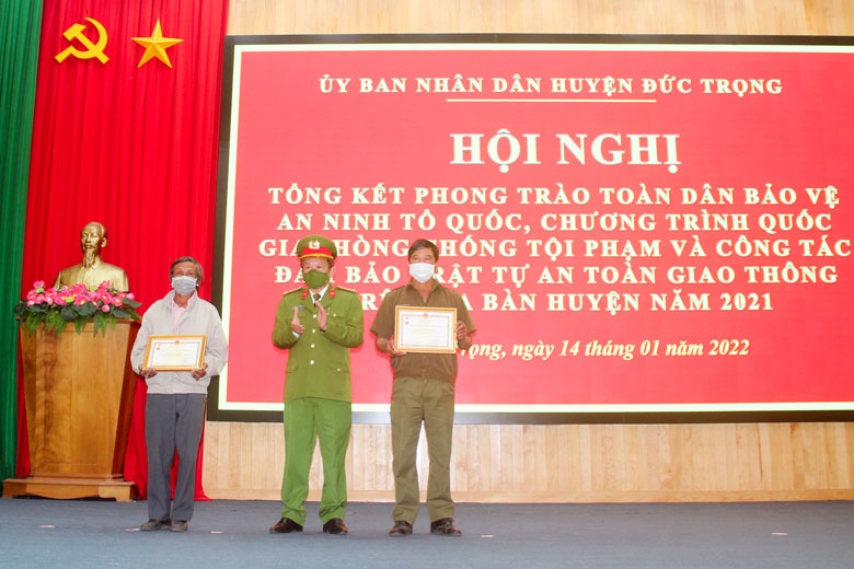  Đồng chí Lê Thái - Trưởng Công an huyện Đức Trọng, trao Kỷ niệm chương “Bảo vệ an ninh Tổ quốc” cho các cá nhân.
