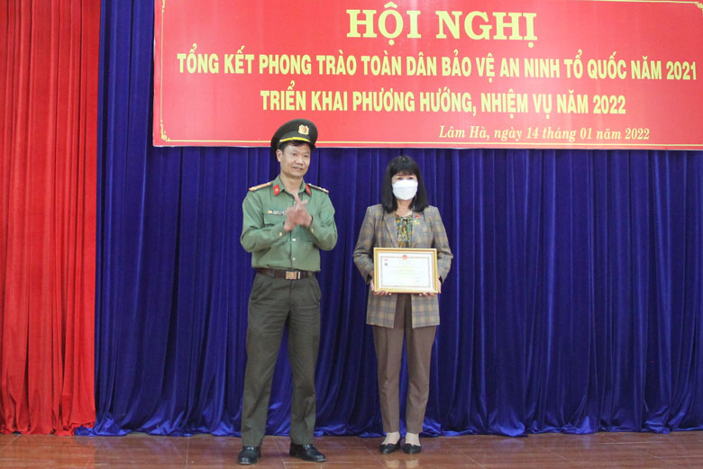 Trao Kỷ niệm chương “Bảo vệ an ninh Tổ quốc” của Bộ Công an cho cá nhân tại Lâm Hà