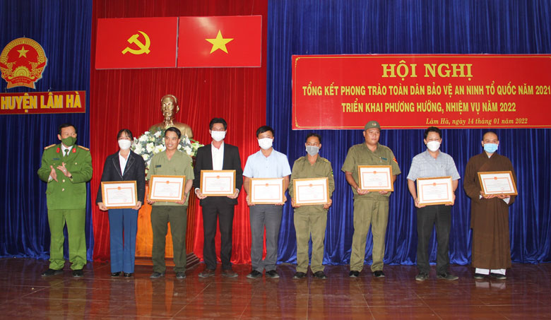 Trao giấy khen của Giám đốc Công an tỉnh Lâm Đồng cho các tập thể và cá nhân