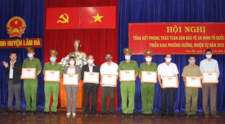 Trao giấy khen của Chủ tịch UBND huyện Lâm Hà cho các tập thể