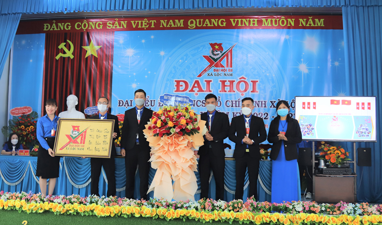 Huyện Đoàn Bảo Lâm tặng hoa chúc mừng Đại hội