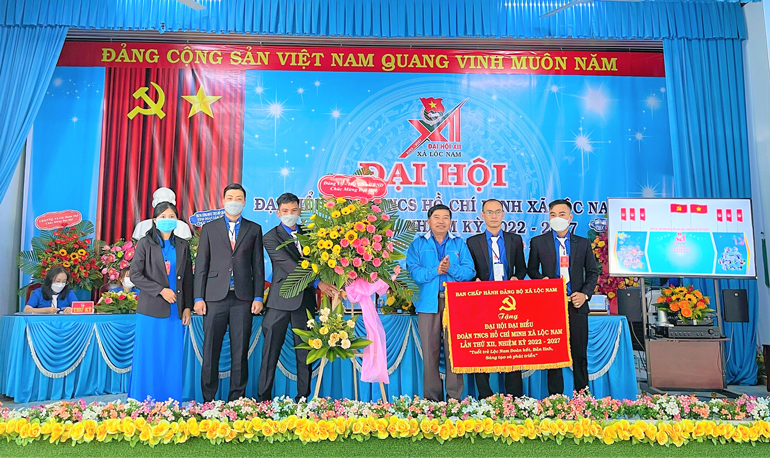 Lãnh đạo xã Lộc Nam tặng hoa và bức trướng chúc mừng Đại hội