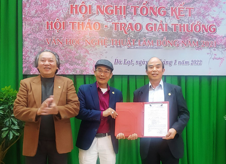 Nghệ sĩ nhiếp ảnh Hà Hữu Nết – Chủ tịch Hội VHNT Lâm Đồng trao quyết định thành lập CLB cho đại diện Ban Chủ nhiệm