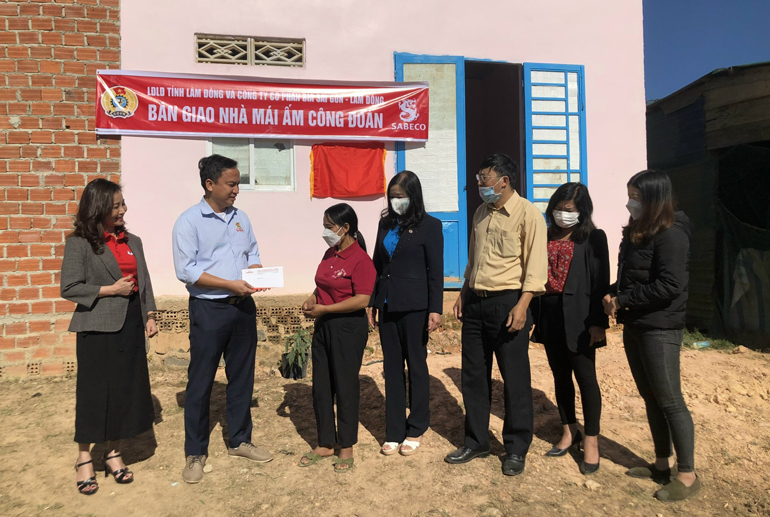 Lãnh đạo Công ty cổ phần Bia Sài Gòn - Lâm Đồng và Liên đoàn Lao động tỉnh trao tặng gia đình cô giáo Kon Sơ Hải Kiều ngôi nhà mới