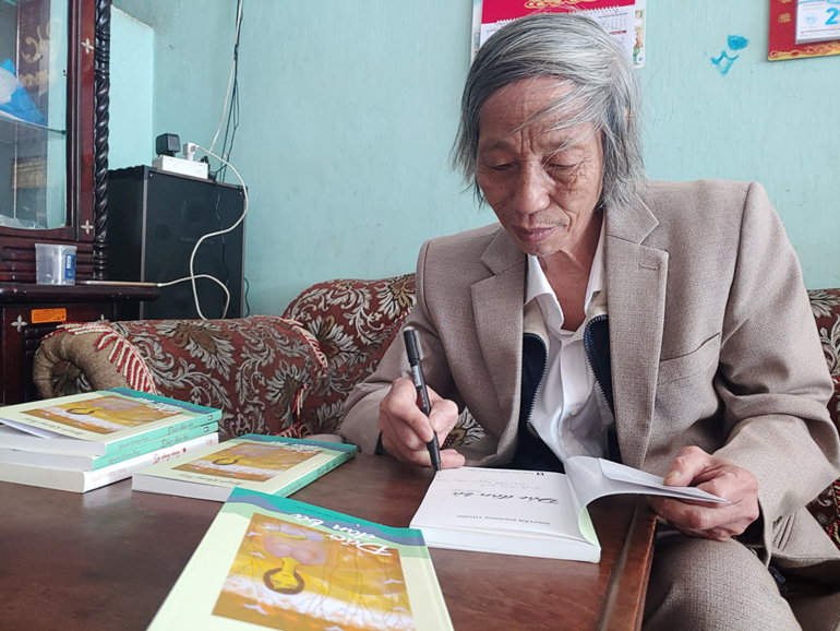 Nhà văn Nguyễn Khương Trung ký tặng tác phẩm Đảo đàn bà cho bạn văn