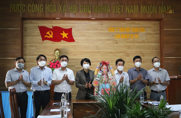 Đồng chí Phạm Thị Phúc – Trưởng Ban Dân vận tỉnh ủy tặng, chúc tết tại Công ty TNHH một thành viên Lâm nghiệp huyện Đạ Tẻh