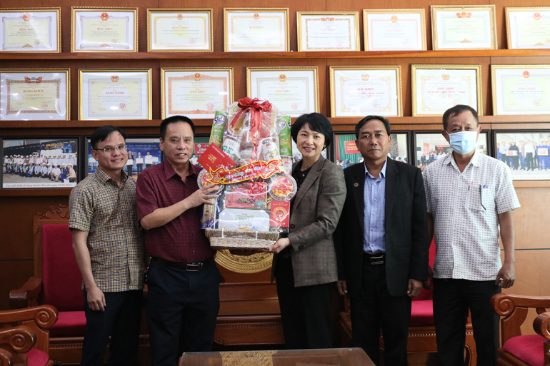 Tặng quà và chúc tết tại Công ty TNHH Nhôm Lâm Đồng