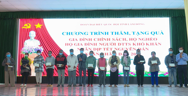 Đoàn ĐBQH tỉnh Lâm Đồng tặng quà Tết cho các hộ nghèo, gia đình chính sách, hộ dân tộc thiểu số khó khăn huyện Lạc Dương