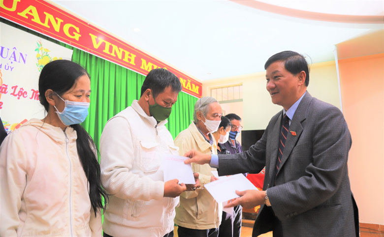 Đồng chí Trần Đức Quận - Bí thư Tỉnh ủy Lâm Đồng cùng đồng chí Nguyễn Văn Triệu - Bí thư Thành ủy Bảo Lộc tặng quà Tết cho hộ nghèo