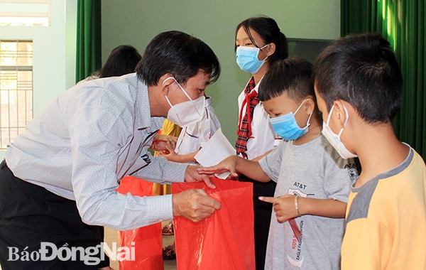 Ông Hoàng Văn Long, Giám đốc Quỹ BTTE tỉnh tặng quà cho trẻ em có hoàn cảnh đặc biệt khó khăn tại H.Trảng Bom (Ảnh: Nga Sơn)