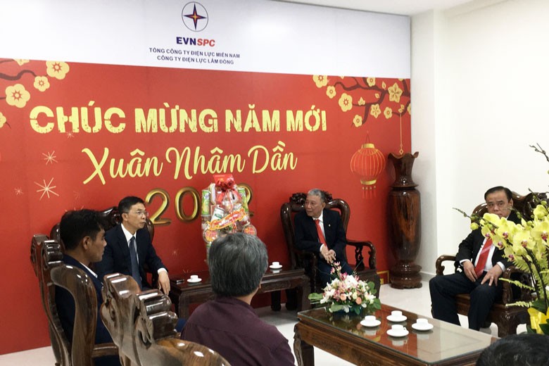 Phó chủ tịch UBND tỉnh Đặng Trí Dũng thăm, chúc Tết Công ty Điện lực Lâm Đồng.