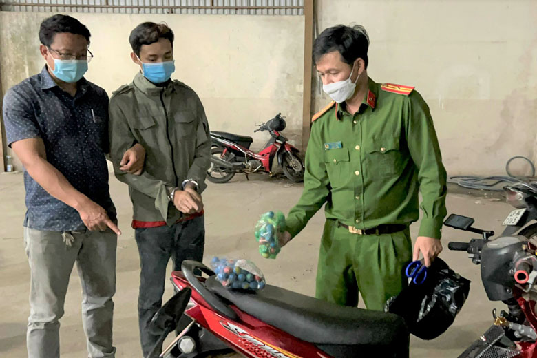 Hoàng Văn Quý bị bắt giữ khi tàng trữ pháo nổ trái phép.