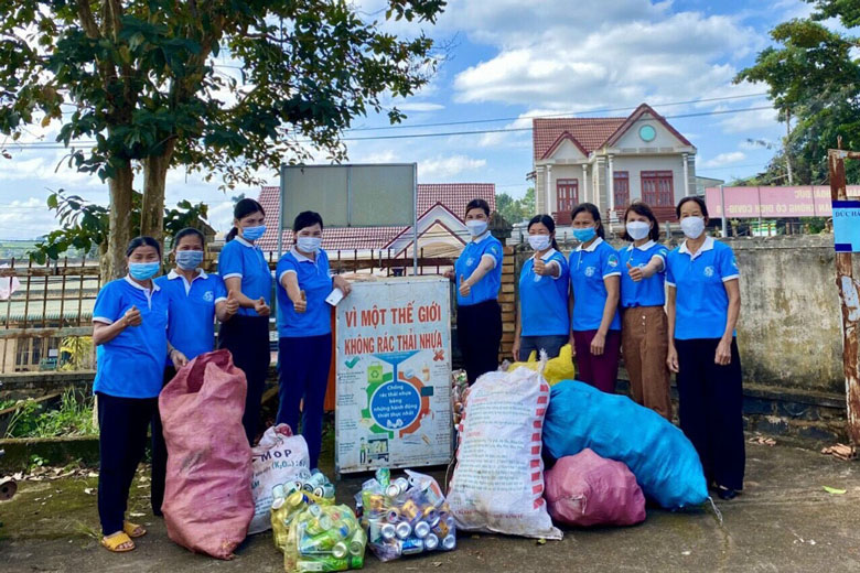Chị em hội viên phụ nữ Lâm Hà thu gom rác thải nhựa, bán gây quỹ giúp chị em phụ nữ và trẻ em có hoàn cảnh khó khăn trên địa bàn