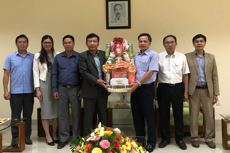 Đồng chí Bùi Thắng - Ủy viên Ban Thường vụ, Trưởng Ban Tuyên giáo Tỉnh ủy thăm và chúc Tết Công ty Cổ phần Thủy điện Đa Nhim, Hàm Thuận – Đa Mi.