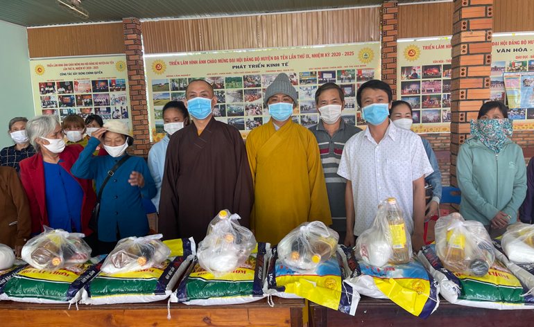 Tặng 200 suất quà cho người dân có hoàn cảnh khó khăn trên địa bàn huyện Đạ Tẻh