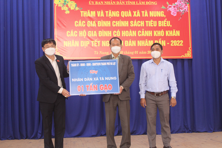  Thành ủy, UBND TP Đà lạt tặng 1 tấn gạo cho xã Tà Nung 