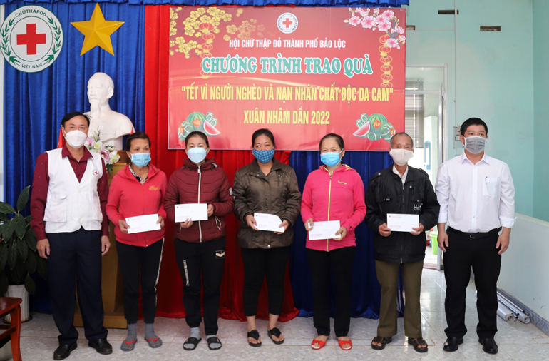 Hội Chữ thập đỏ TP Bảo Lộc và Agribank chi nhánh Bảo Lộc trao tặng quà tết cho các hoàn cảnh khó khăn