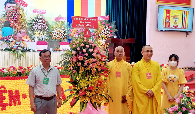 Ban Dân vận Tỉnh ủy Lâm Đồng tặng hoa chúc mừng