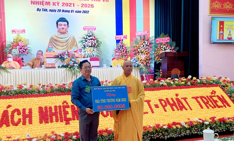 Ban Trị sự Giáo hội Phật giáo Việt Nam huyện Đạ Tẻh trao tặng 1 căn nhà tình thương trị cho Ủy ban MTTQ huyện
