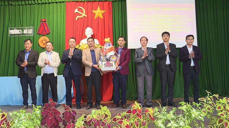 Đồng chí Nguyễn Trọng Ánh Đông - Ủy viên Ban Thường vụ Tỉnh ủy, Trưởng Ban Tổ chức Tỉnh ủy đến thăm, chúc Tết, tặng quà tại Phường 1, thành phố đà Lạt