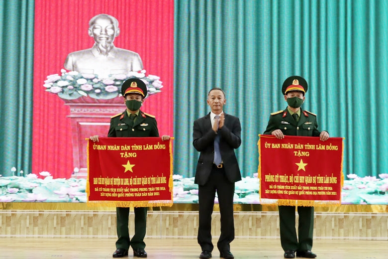 Chủ tịch UBND tỉnh Trần Văn Hiệp tặng cờ thi đua cho Bộ Chỉ huy Quân sự tỉnh và Phòng Kỹ thuật, Bộ Chỉ huy Quân sự tỉnh.