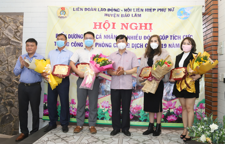 Đồng chí Nguyễn Trung Kiên - Bí thư Huyện ủy Bảo Lâm cùng lãnh đạo Liên đoàn Lao động huyện trao tặng biểu trưng và hoa tri ân, biểu dương các nhà hảo tâm