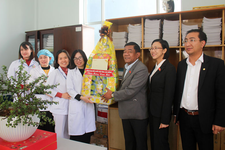 Nhằm động viên kịp thời công tác chăm sóc sức khỏe cán bộ, Đoàn ĐBQH tỉnh Lâm Đồng đã đến thăm hỏi, tặng quà, chúc tết đội ngũ y, bác sĩ nhân dịp Tết Nhâm Dần 2022.