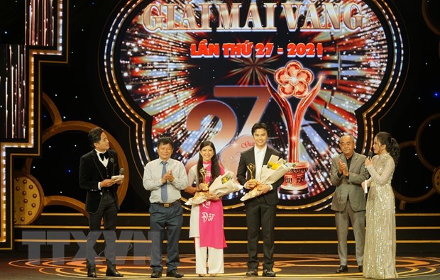 Nam diễn viên Võ Minh Luân, nữ diễn viên Hồng Trang đoạt giải thưởng Mai Vàng 2021 ở thể loại diễn viên sân khấu, truyền hình và diễn viên hài được yêu thích nhất