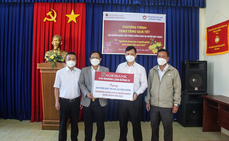 Lãnh đạo Ủy ban MTTQ Việt Nam huyện Đức Trọng tiếp nhận 200 phần quà Tết do lãnh đạo Agribank chi nhánh Lâm Đồng II trao tặng các hộ nghèo trên địa bàn