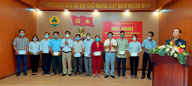 Tặng quà Tết cho người uy tín trên địa bàn huyện Đạ Tẻh nhân Tết Nguyên đán Nhâm Dần năm 2022
