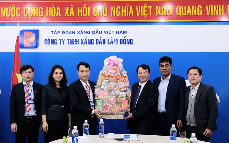 Đồng chí Phạm S - Phó Chủ tịch UBND tỉnh tặng quà Tết Công ty xăng dầu Lâm Đồng