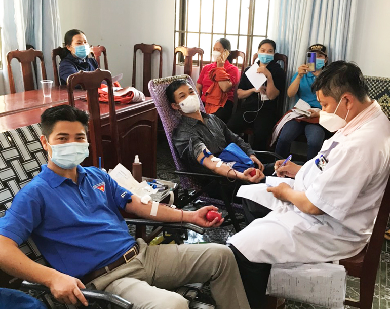 Đông đảo người dân trên địa bàn huyện Cát Tiên đã tham gia hiến máu tại Ngày hội Xuân Hồng năm 2022
