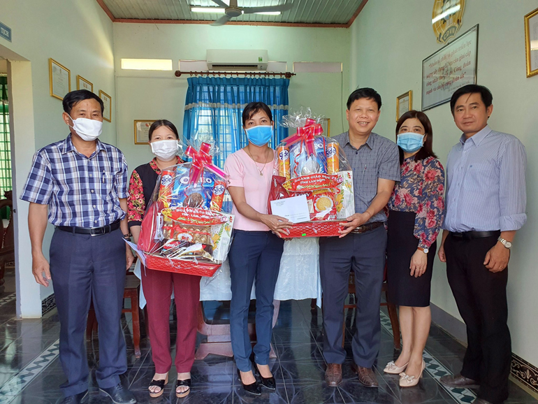 Trao quà cho nhà giáo có hoàn cảnh khó khăn ở huyện Đạ Tẻh