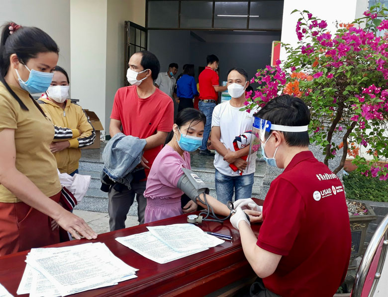 Nhiều tầng lớp nhân dân trên địa bàn huyện Cát Tiên tham gia hiến máu tình nguyện tại Lễ hội Xuân hồng năm 2022 
