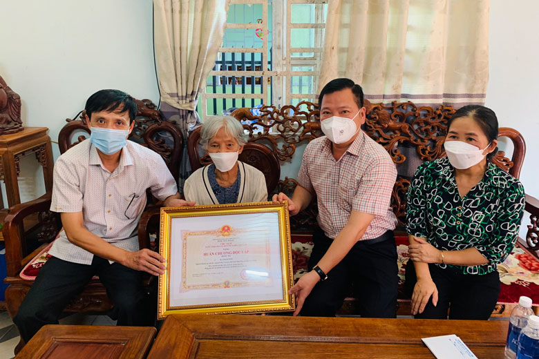 Lãnh đạo Huyện ủy, UBND huyện Đạ Tẻh trao Huân chương Độc lập hạng Ba của Thủ tướng Chính phủ cho bà Ka Thị Hường